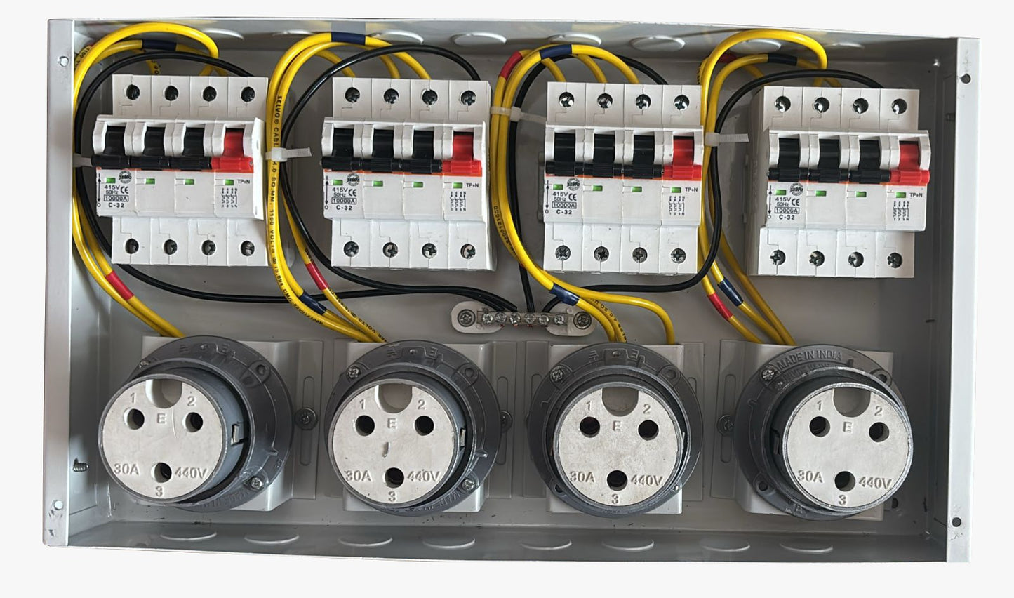 SELVO 32A 4 Ways TPN Metal Clad Plug & Socket Distribution Board ( Fitted with MCB )