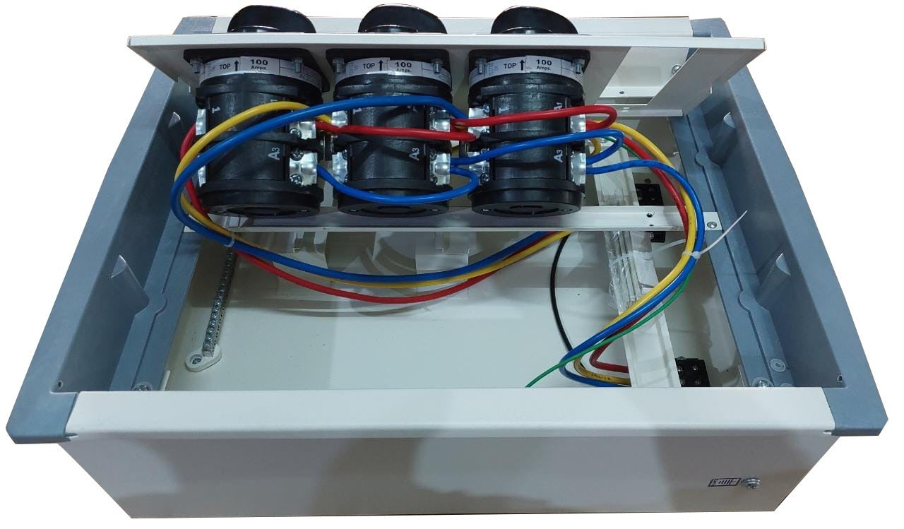 SELVO 100 Amp 6 Ways TPN Phase Selector Distribution Board (Fitted with 63A Rotary switches & duly wired) DIMENSIONS : 52x39x16 approx in cm