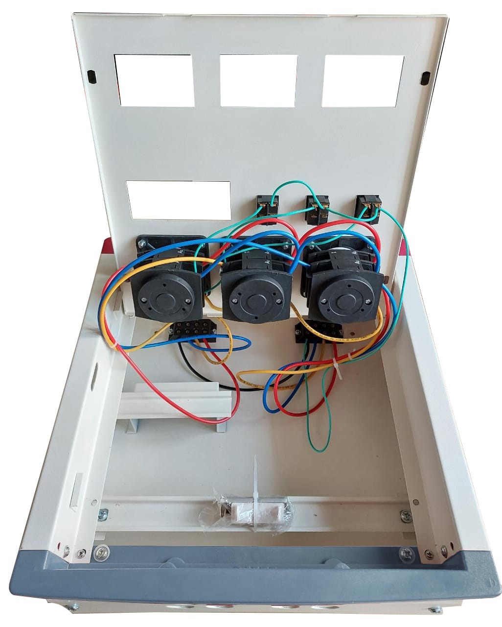 SELVO 63 Amp 4 Ways TPN Phase Selector Distribution Board (Fitted with 63A Rotary switches & duly wired)  DIMENSION : 41X39X16 Approx in cm